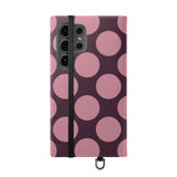 Samsung Galaxy S24 Ultra – peňaženkový kryt z vegánskej kože – Pink Plum Polka Dot Design