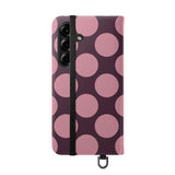 Peňaženkový kryt z vegánskej kože na Samsung Galaxy S25 – dizajn Pink Plum Polka Dot
