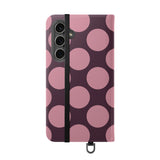 Samsung Galaxy S24 Plus – peňaženkový kryt z vegánskej kože – Pink Plum Polka Dot Design